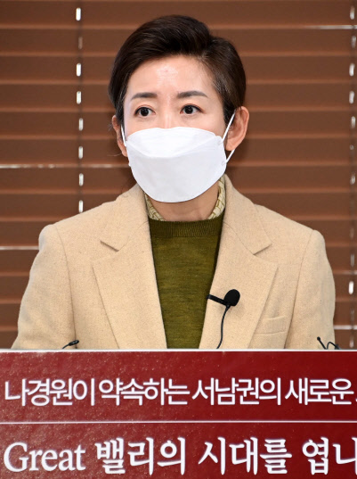 나경원 국민의힘 서울시장 예비후보가 2일 서울 금천구 가산디지털단지를 방문해 서남권 광역중심 발전계획 공약을 발표하고 있다. 국회사진기자단=연합뉴스